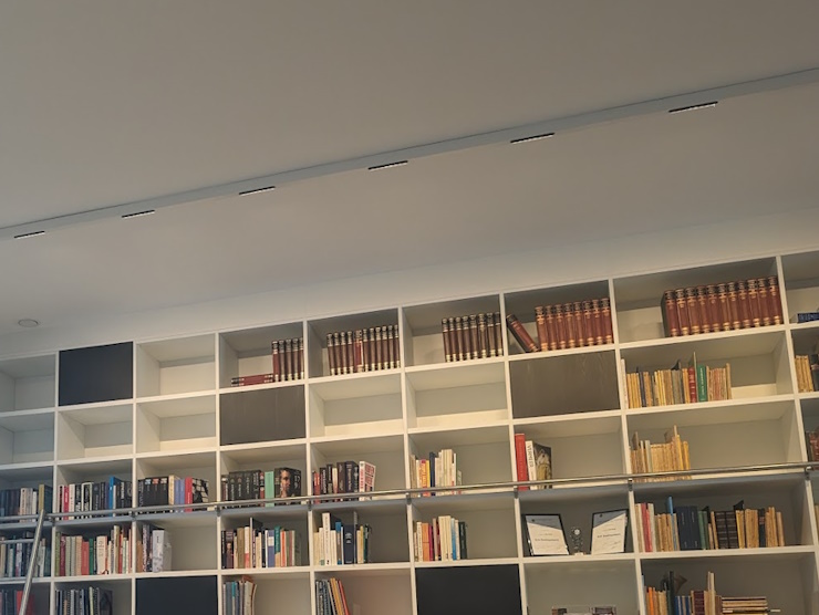 RIBAG-profiel met asymetrische verlichting, bediend met Casambi