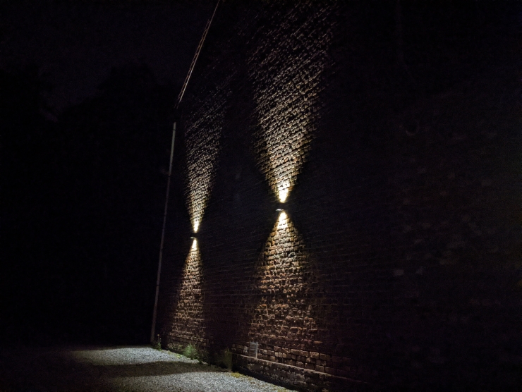 Sfeervol verlichte gevel met strakke zwarte armaturen van SG, met regelbare straalhoek