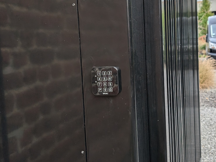 Verlicht codeklavier tot 50 codes voor de poort