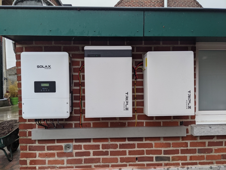 Omvormer 10kW en thuisbatterij 11,6kWh van het merk Solax